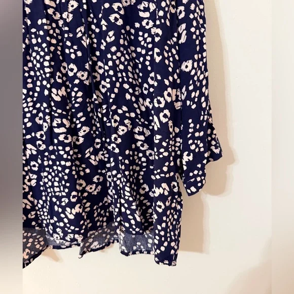 Elegant Navy and White Floral Blouse - Picture 2 of 9